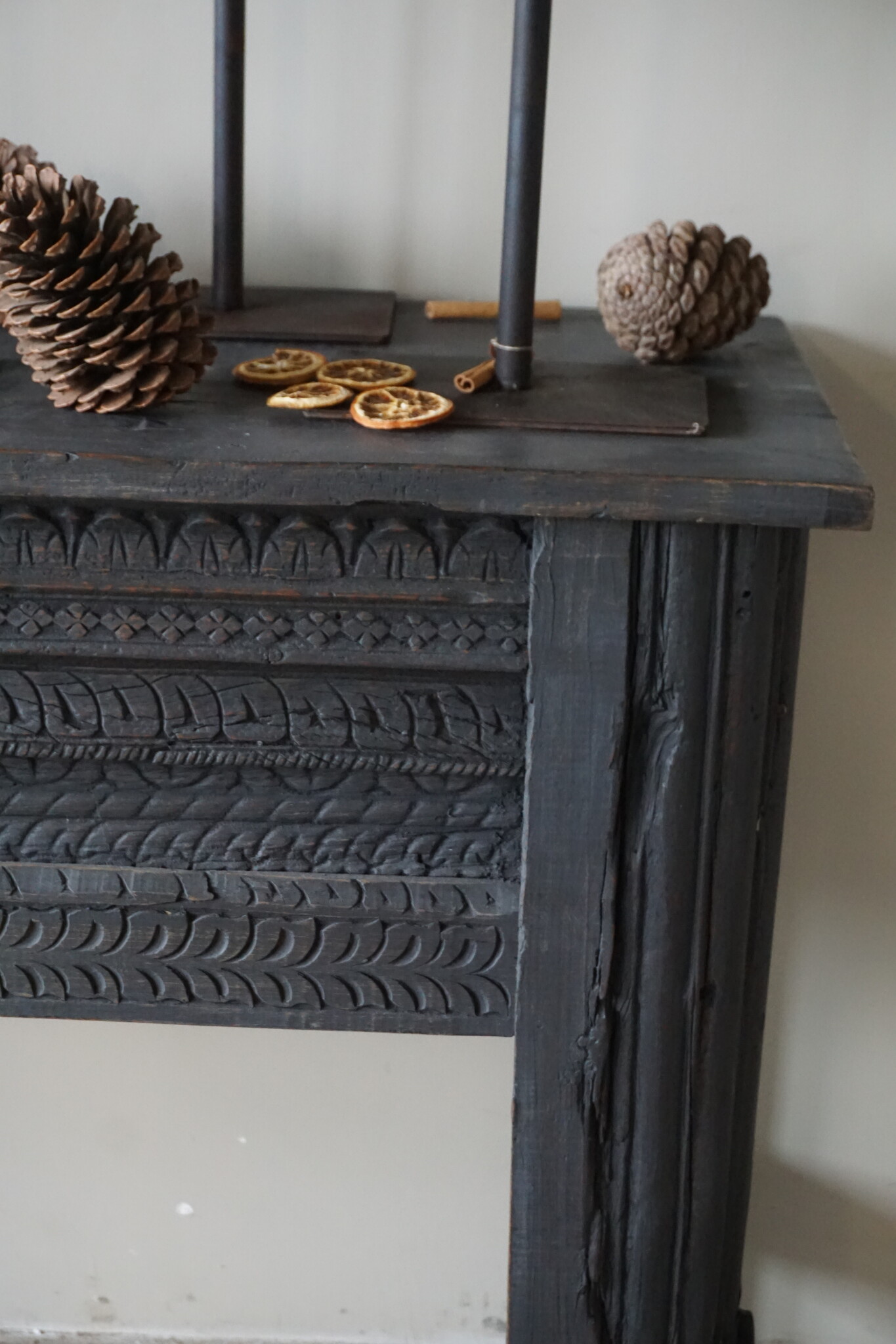 Rene Houtman Oude Wandtafel | Houtsnijwerk | B152 cm | Zwart