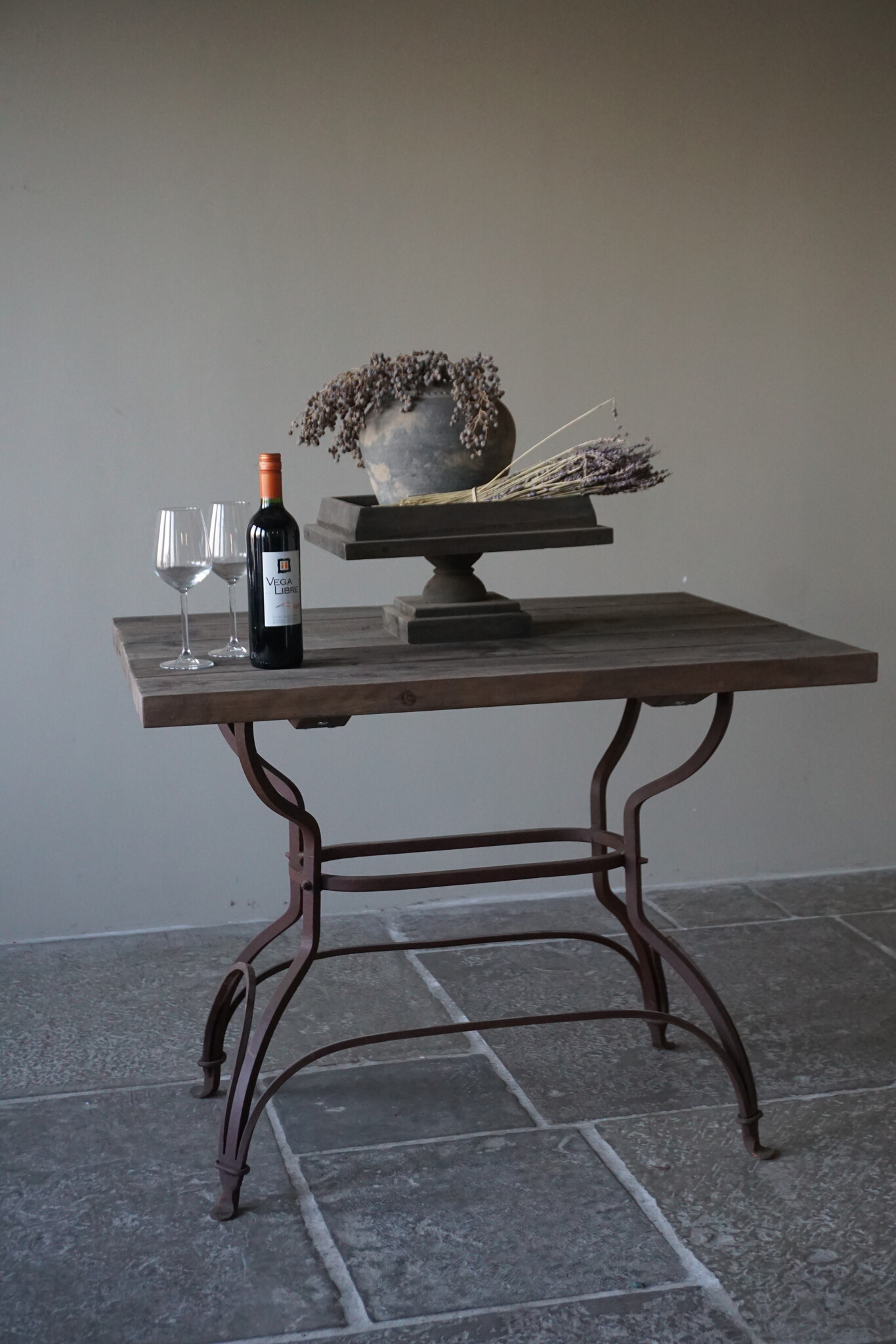 Rene Houtman Tafel Met IJzeren Voet | H79 x B100 x D80 cm