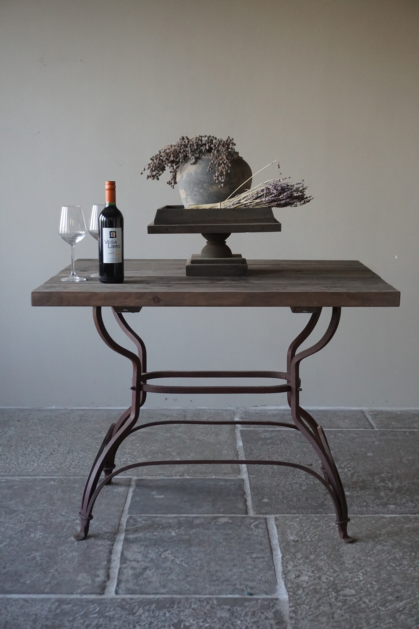 Rene Houtman Tafel Met IJzeren Voet | H79 x B100 x D80 cm