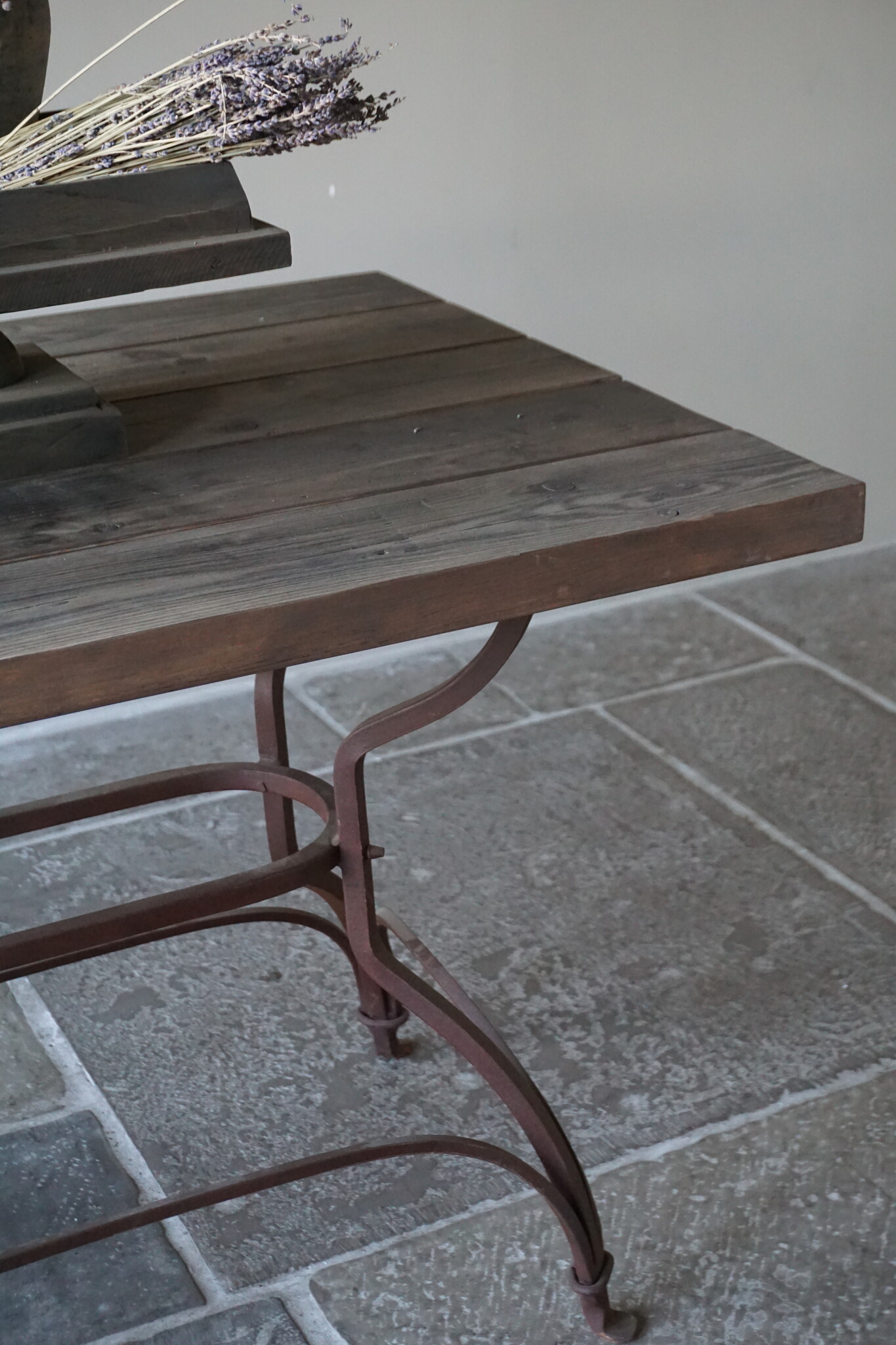 Rene Houtman Tafel Met IJzeren Voet | H79 x B100 x D80 cm
