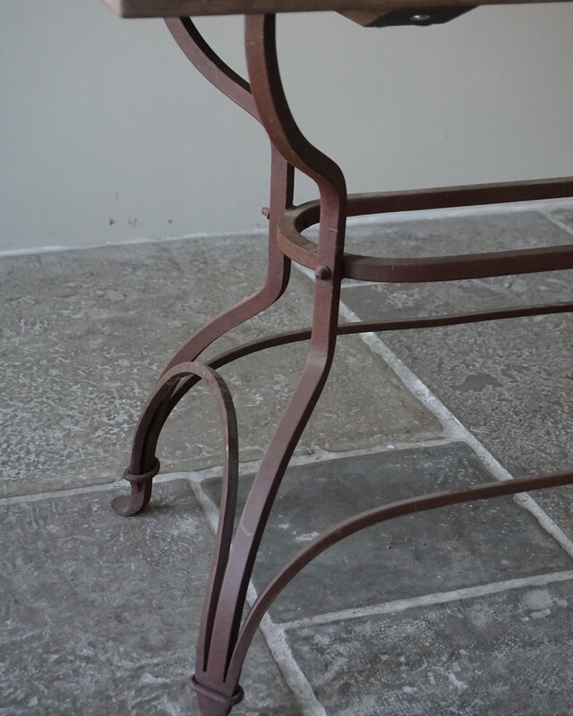Rene Houtman Tafel Met IJzeren Voet | H79 x B100 x D80 cm