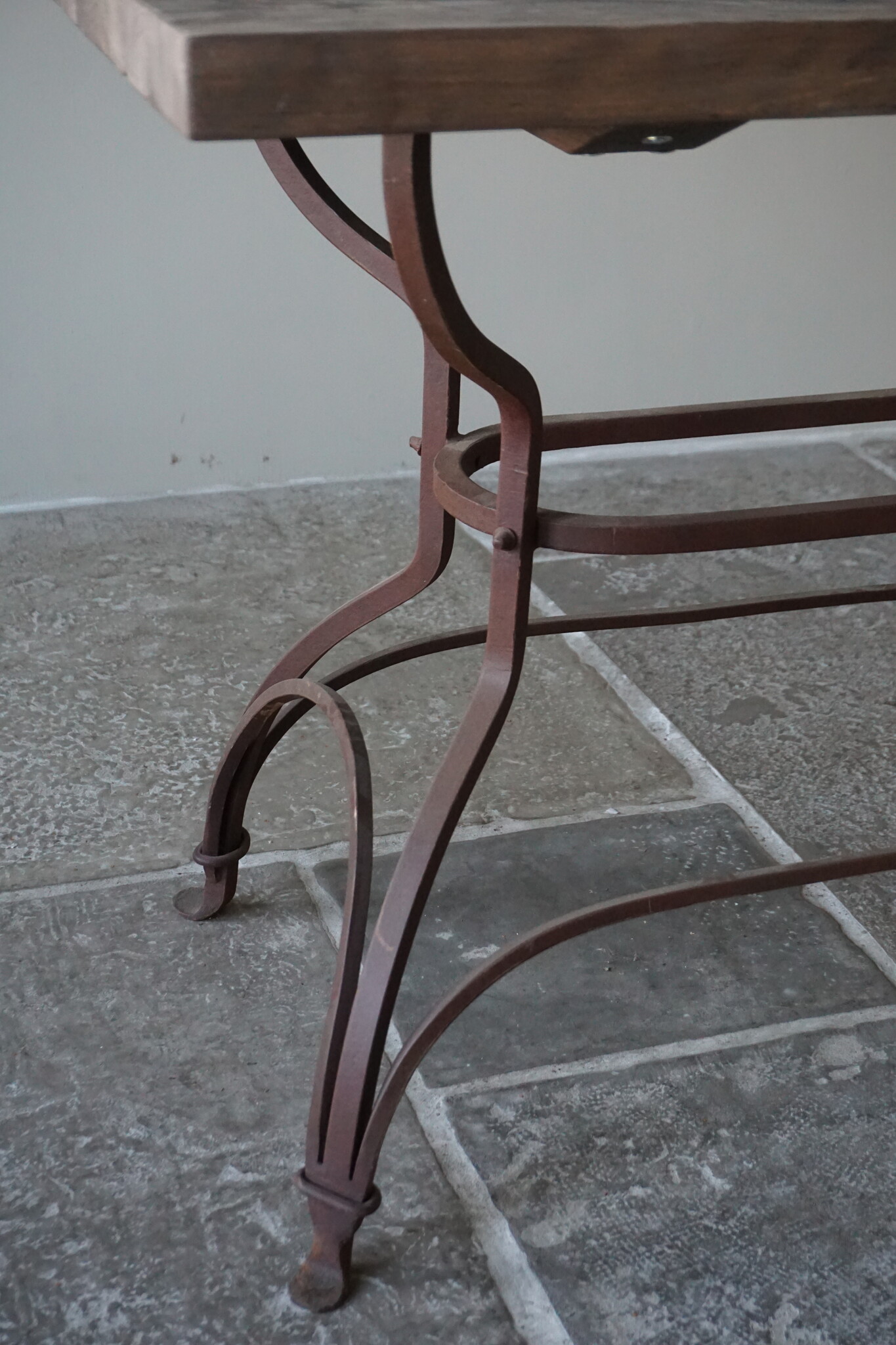 Rene Houtman Tafel Met IJzeren Voet | H79 x B100 x D80 cm