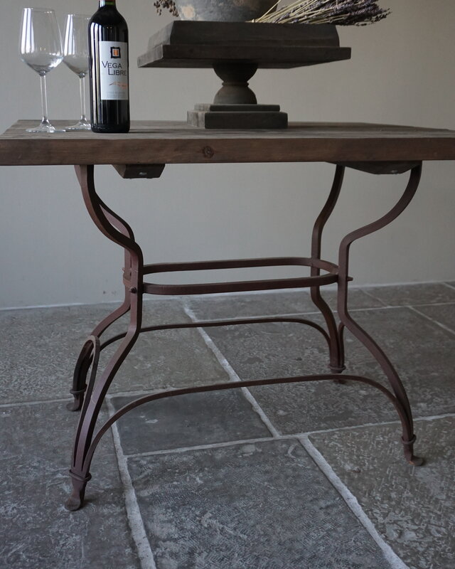 Rene Houtman Tafel Met IJzeren Voet | H79 x B100 x D80 cm