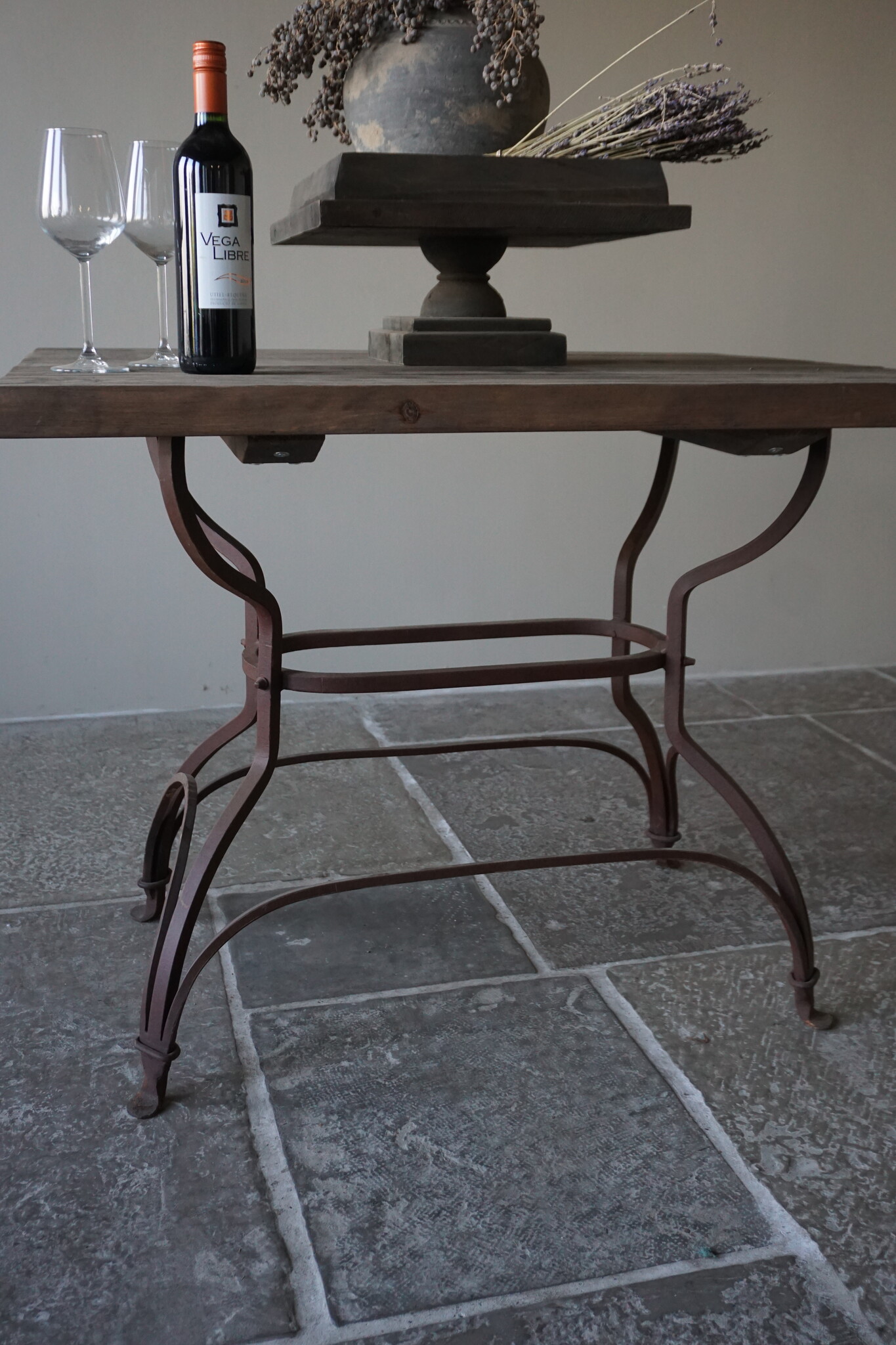 Rene Houtman Tafel Met IJzeren Voet | H79 x B100 x D80 cm