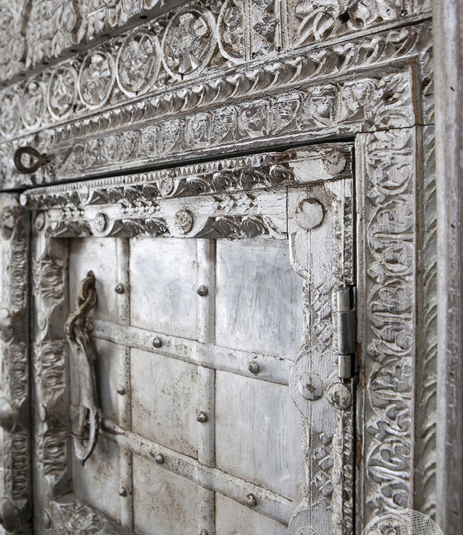 Be-Uniq Unieke Oude Kast | Zilver | H193xB100xD45 cm