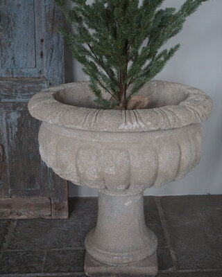 Be-Uniq Stenen Pot Met Voetstuk | D61,5xH62 cm | Nr 2