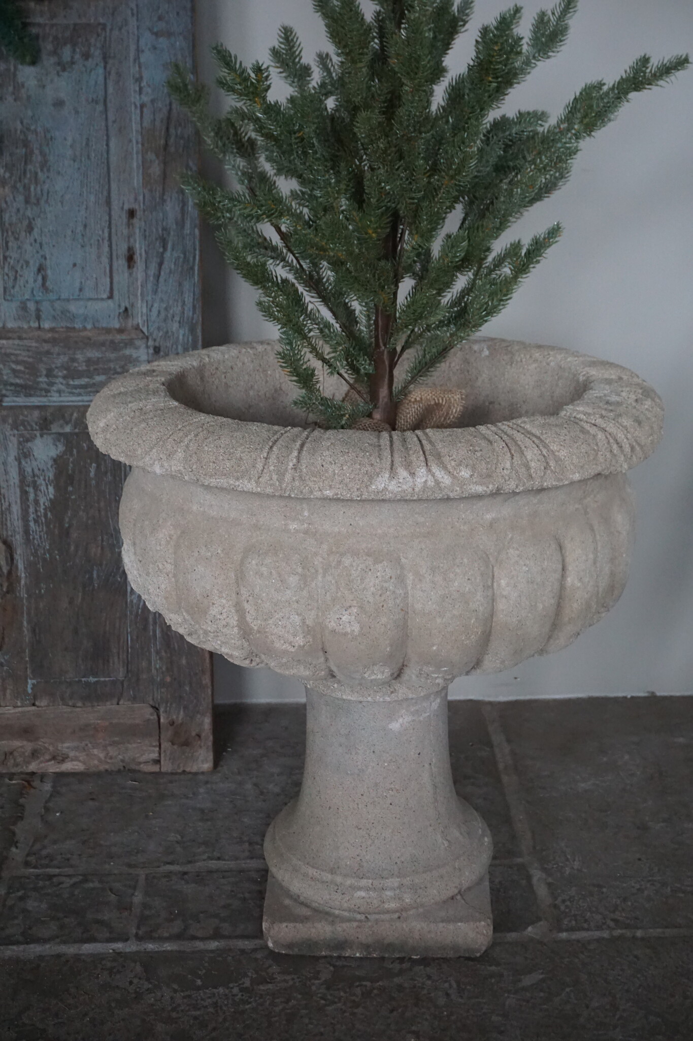 Be-Uniq Stenen Pot Met Voetstuk | D61,5xH62 cm | Nr2