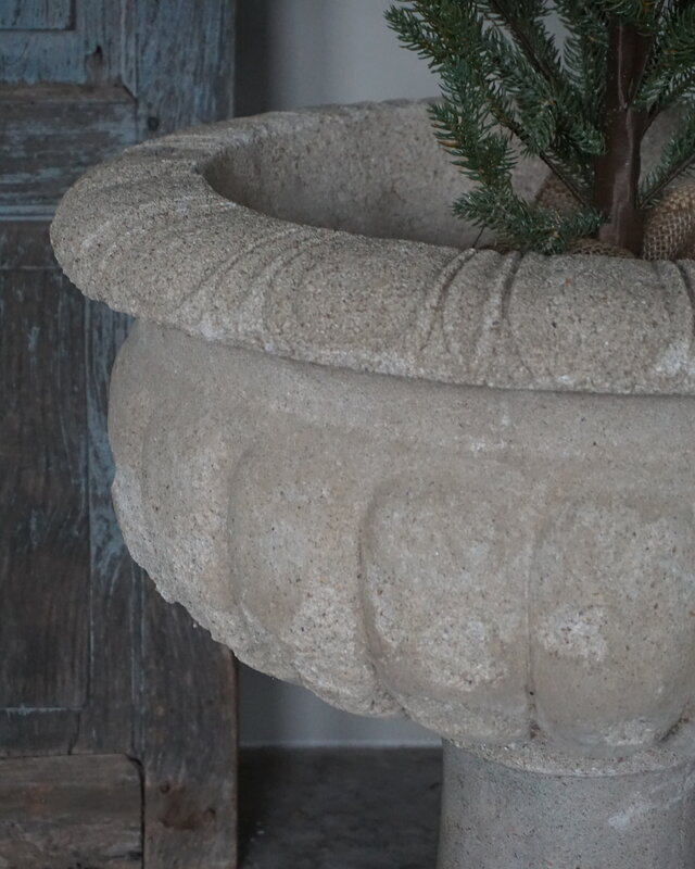Be-Uniq Stenen Pot Met Voetstuk | D61,5xH62 cm | Nr2