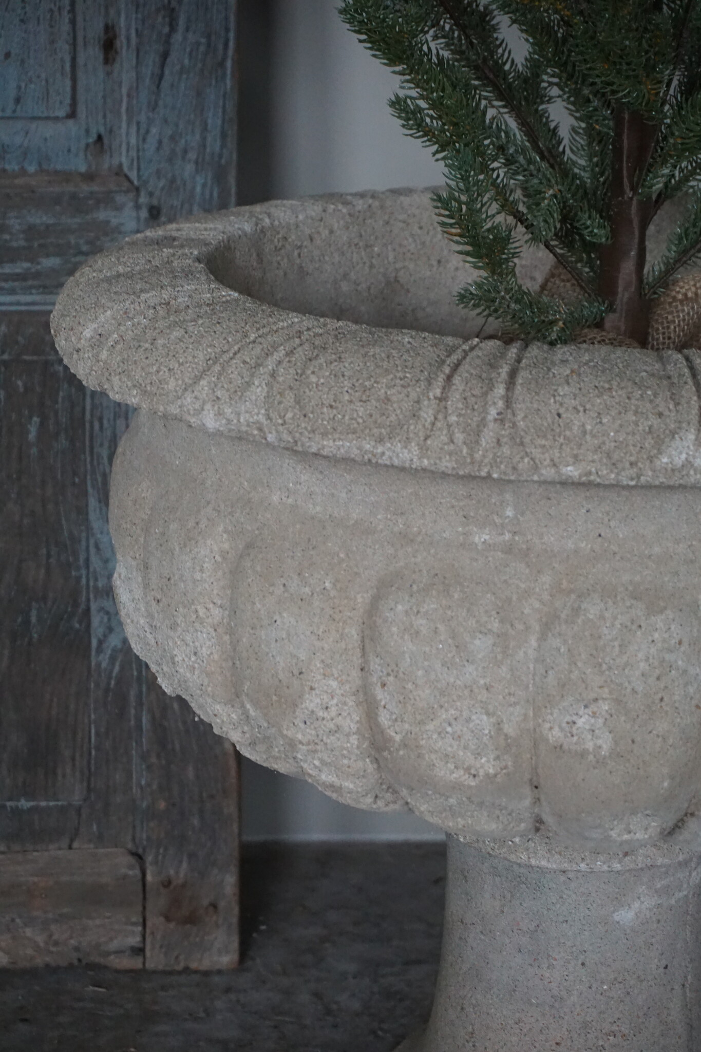 Be-Uniq Stenen Pot Met Voetstuk | D61,5xH62 cm | Nr2