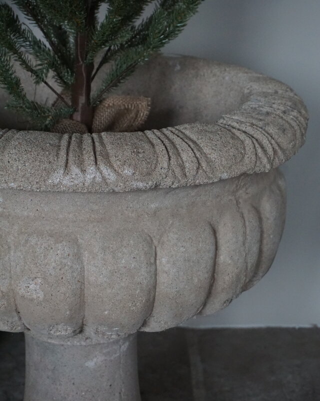 Be-Uniq Stenen Pot Met Voetstuk | D61,5xH62 cm | Nr2