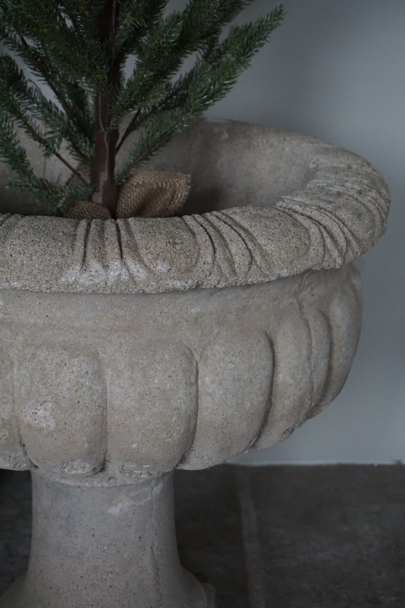 Be-Uniq Stenen Pot Met Voetstuk | D61,5xH62 cm | Nr2
