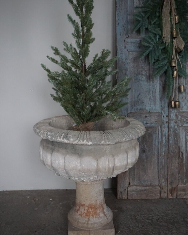Be-Uniq Stenen Pot Met Voetstuk | D61,5xH62 cm