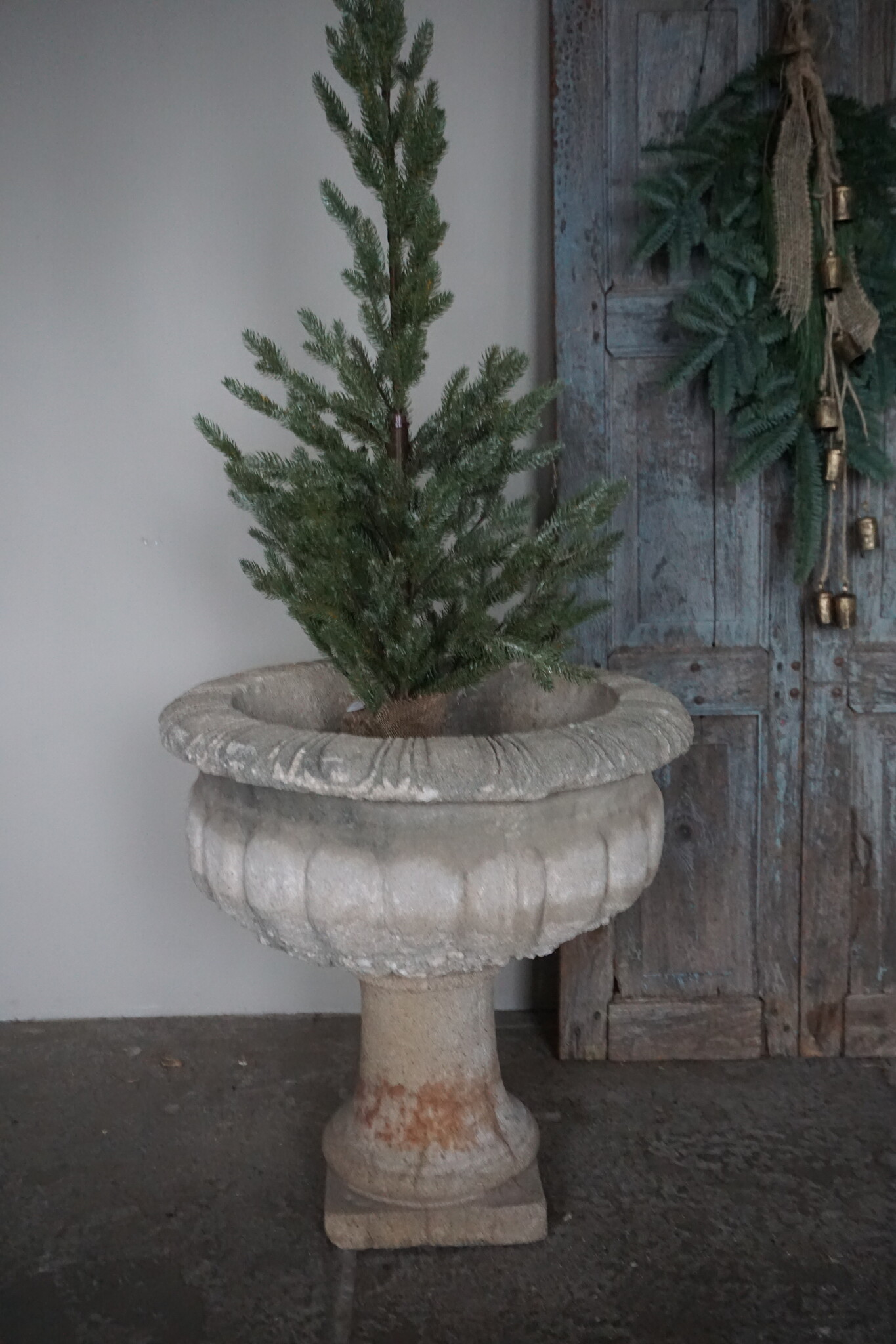 Be-Uniq Stenen Pot Met Voetstuk | D61,5xH62 cm