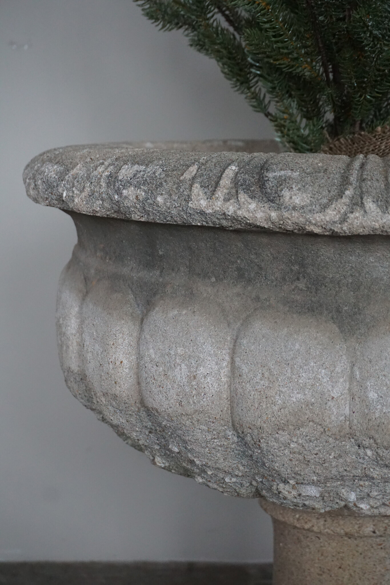 Be-Uniq Stenen Pot Met Voetstuk | D61,5xH62 cm