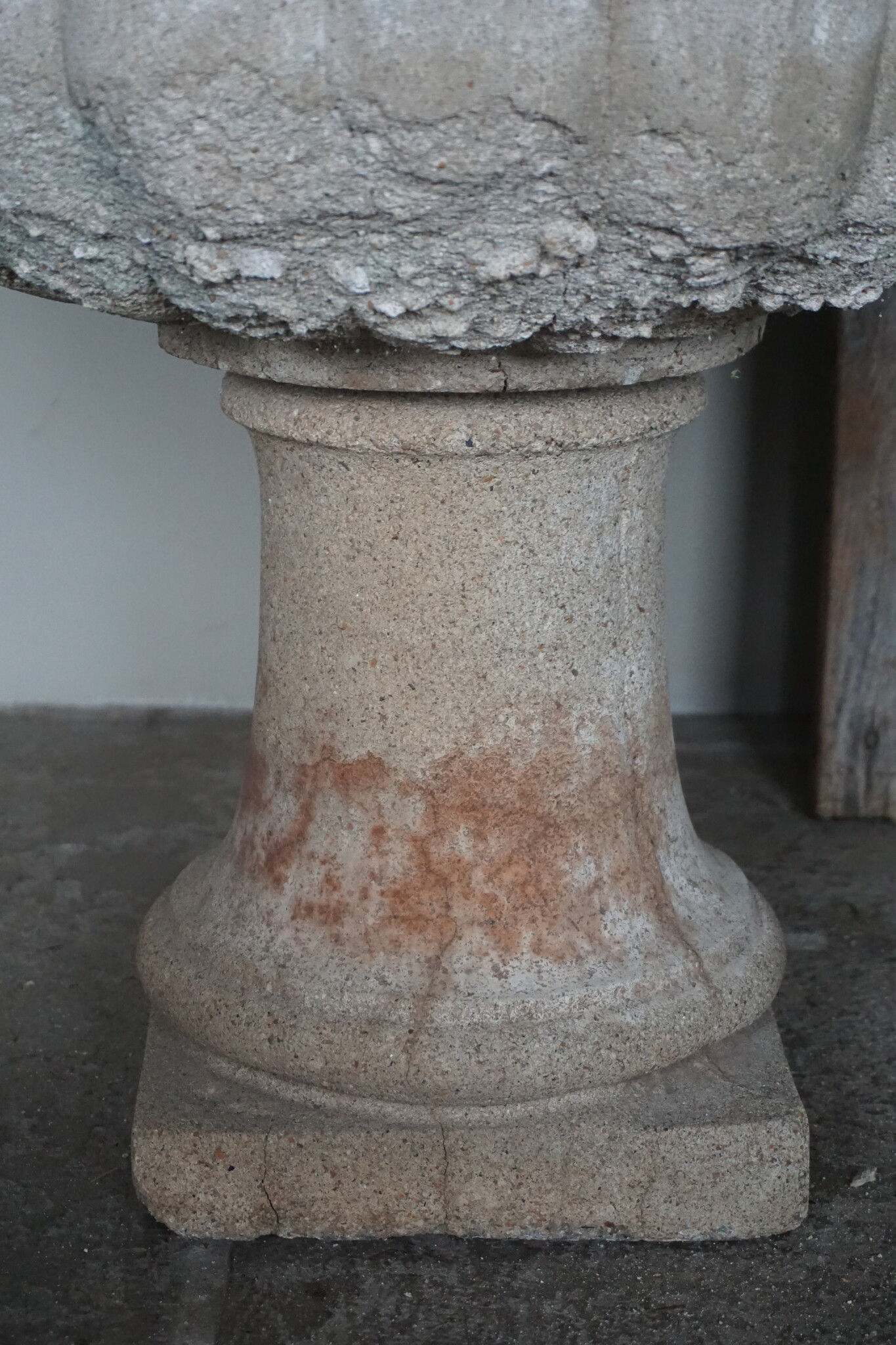 Be-Uniq Stenen Pot Met Voetstuk | D61,5xH62 cm