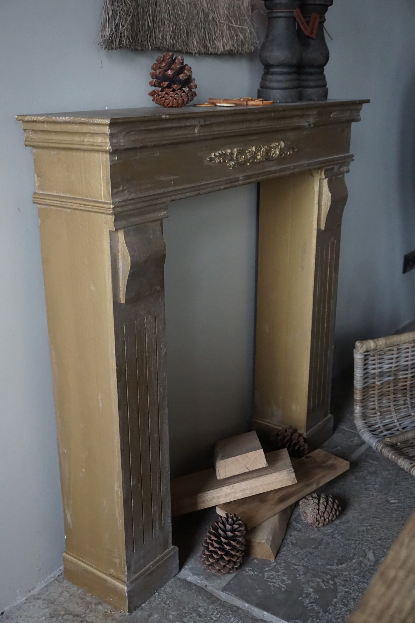 Rene Houtman Sfeervolle Houten Schouw | Goudkleurig| H99 x B100 x D22 cm