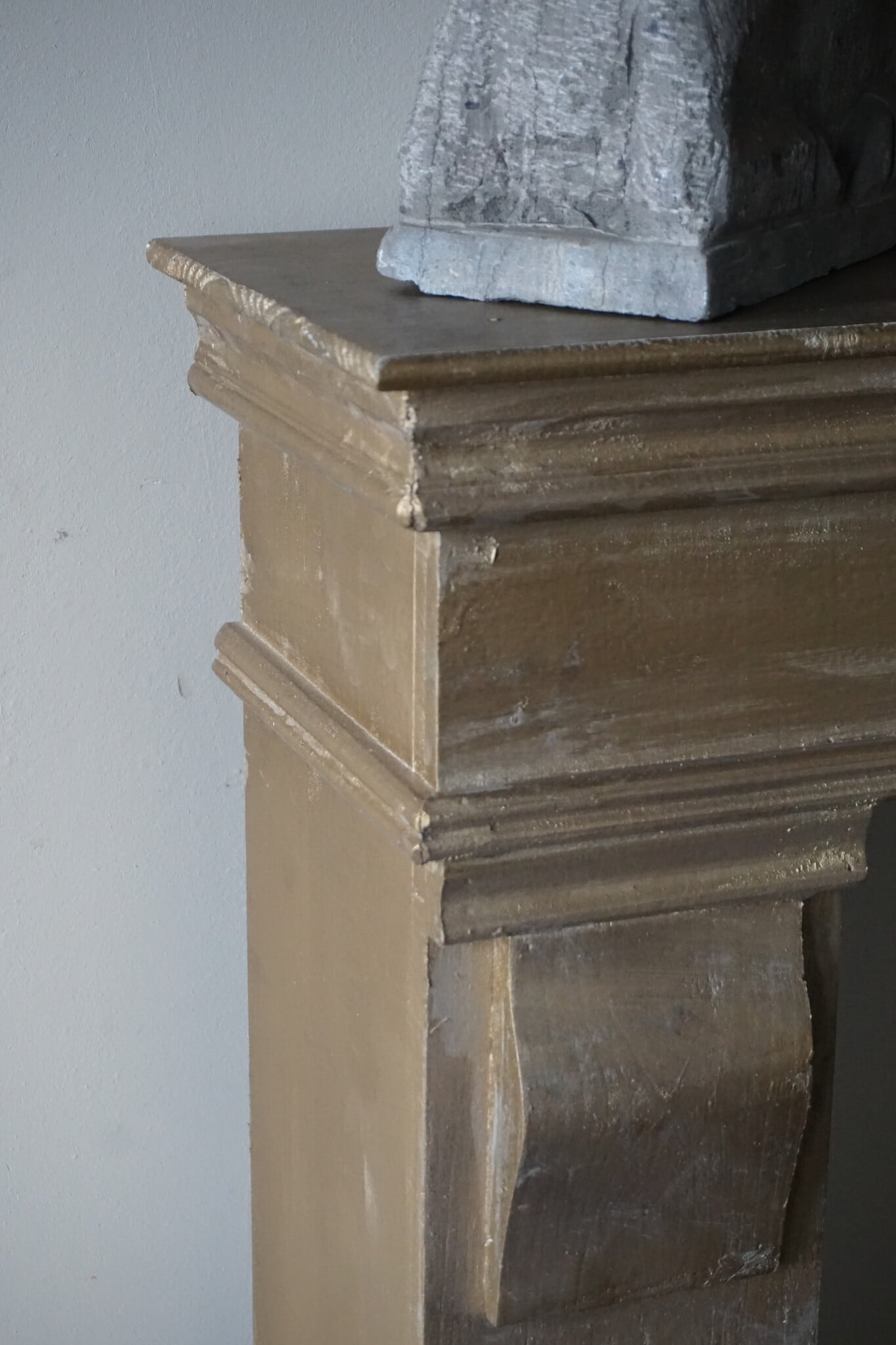Rene Houtman Sfeervolle Houten Schouw | Goudkleurig| H99 x B100 x D22 cm