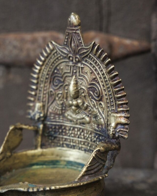 Be-Uniq Antieke Brass Waxinehouder | Nepal | H14 x B8 x D8 cm
