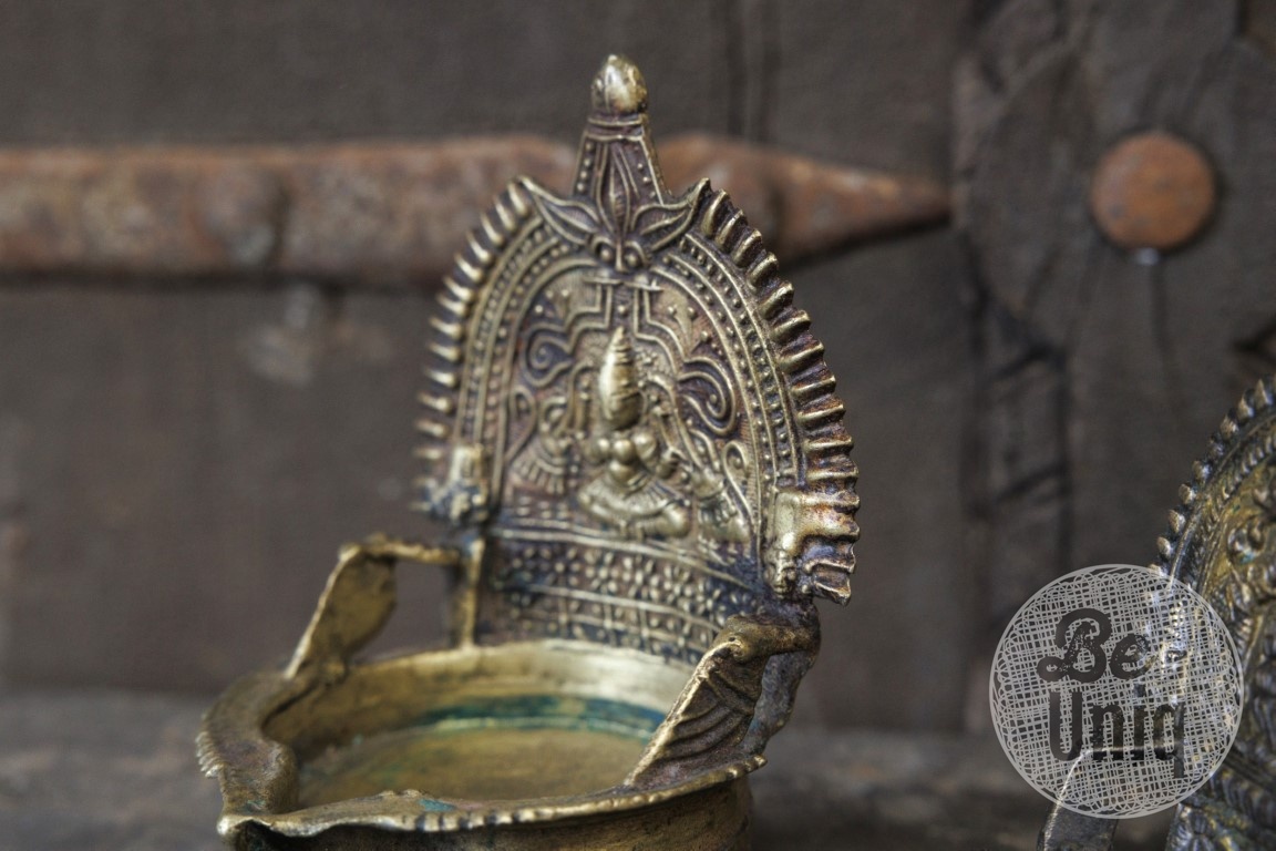 Be-Uniq Antieke Brass Waxinehouder | Nepal | H14 x B8 x D8 cm
