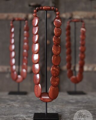 Be-Uniq Ketting Op Standaard | Koraal | H34 x B8 x D6 cm