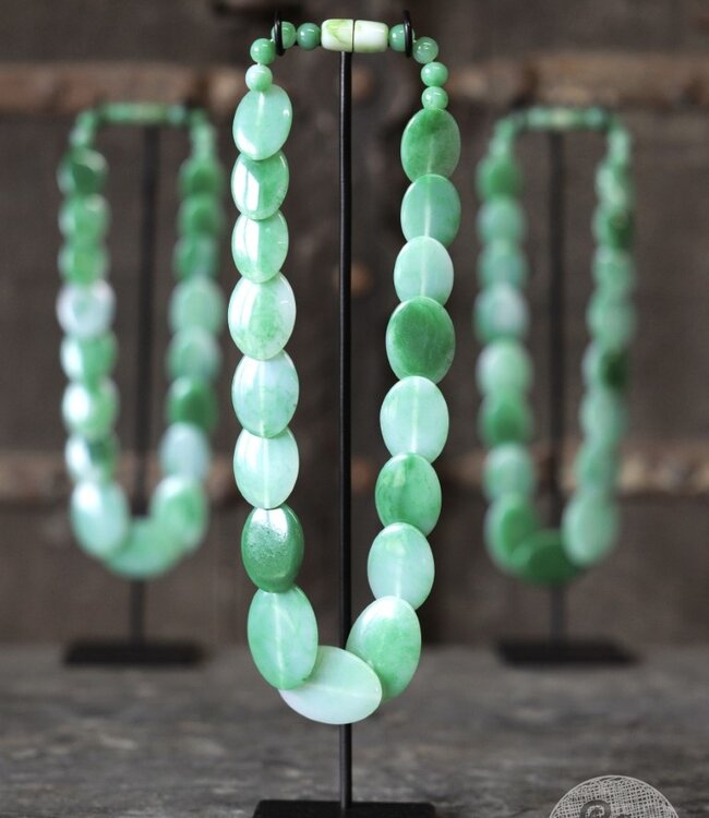 Be-Uniq Ketting Op Standaard | Groen | H34 x B8 x D6 cm