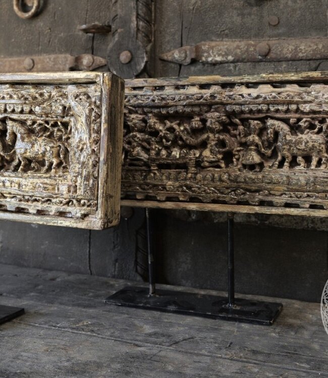Be-Uniq Houtsnijwerk Paneel Op Standaard | India | H31 x B50 x D4  cm