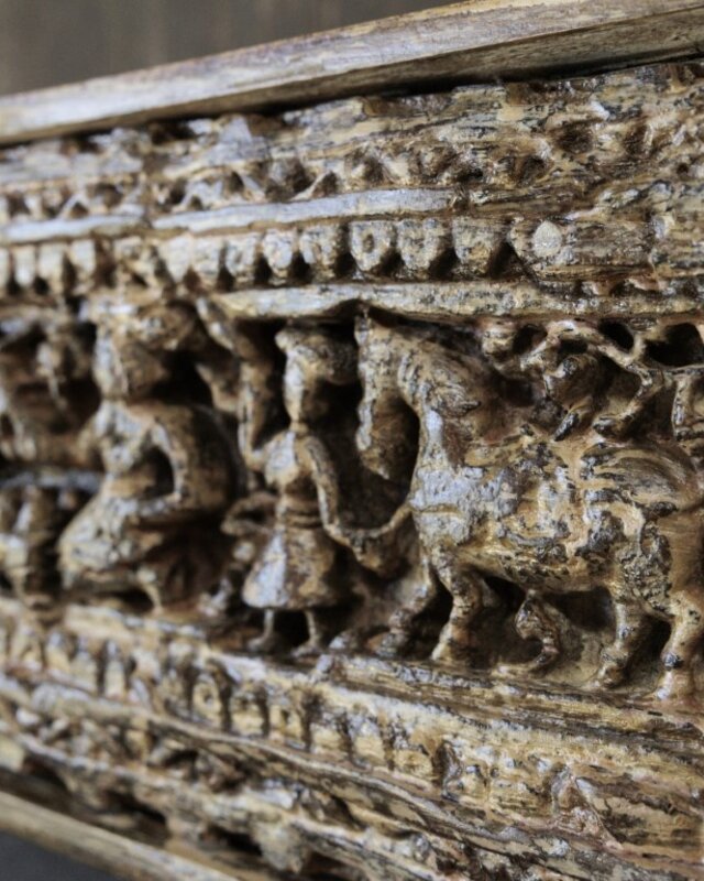 Be-Uniq Houtsnijwerk Paneel Op Standaard | India | H31 x B50 x D4 cm