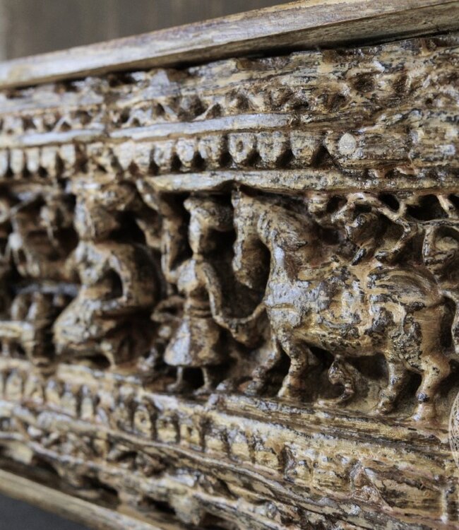 Be-Uniq Houtsnijwerk Paneel Op Standaard | India | H31 x B50 x D4  cm