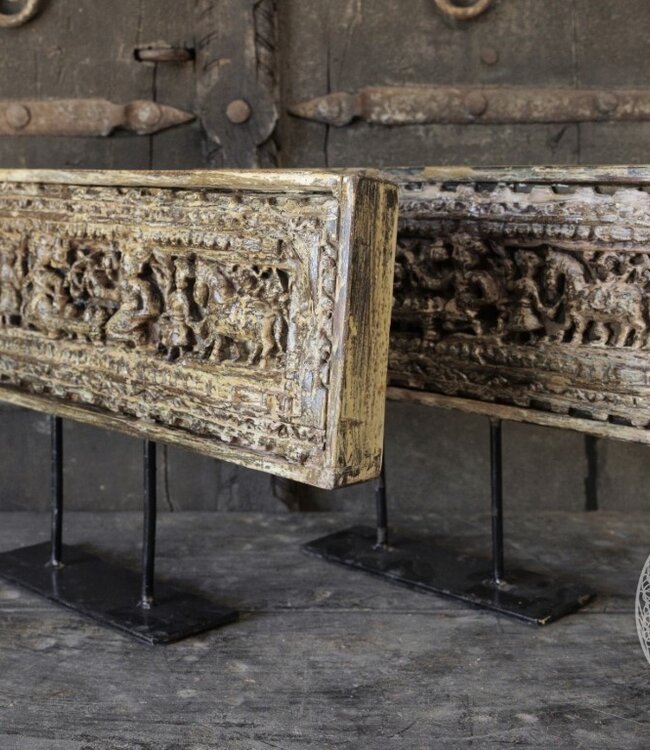 Be-Uniq Houtsnijwerk Paneel Op Standaard | India | H31 x B50 x D4  cm