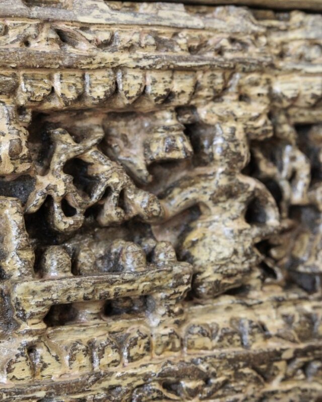 Be-Uniq Houtsnijwerk Paneel Op Standaard | India | H31 x B50 x D4 cm