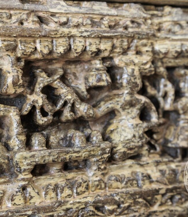 Be-Uniq Houtsnijwerk Paneel Op Standaard | India | H31 x B50 x D4  cm