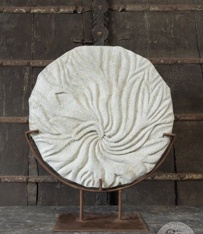 Be-Uniq Decoratieve Schijf Op Standaard | H60 x B50 x D20 cm