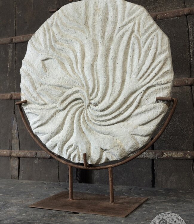 Be-Uniq Decoratieve Schijf Op Standaard | H60 x B50 x D20 cm