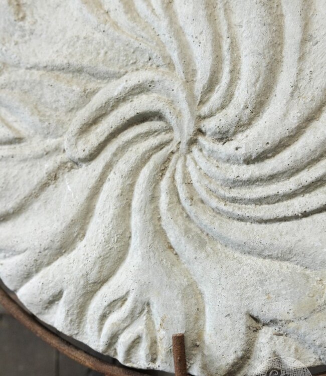 Be-Uniq Decoratieve Schijf Op Standaard | H60 x B50 x D20 cm