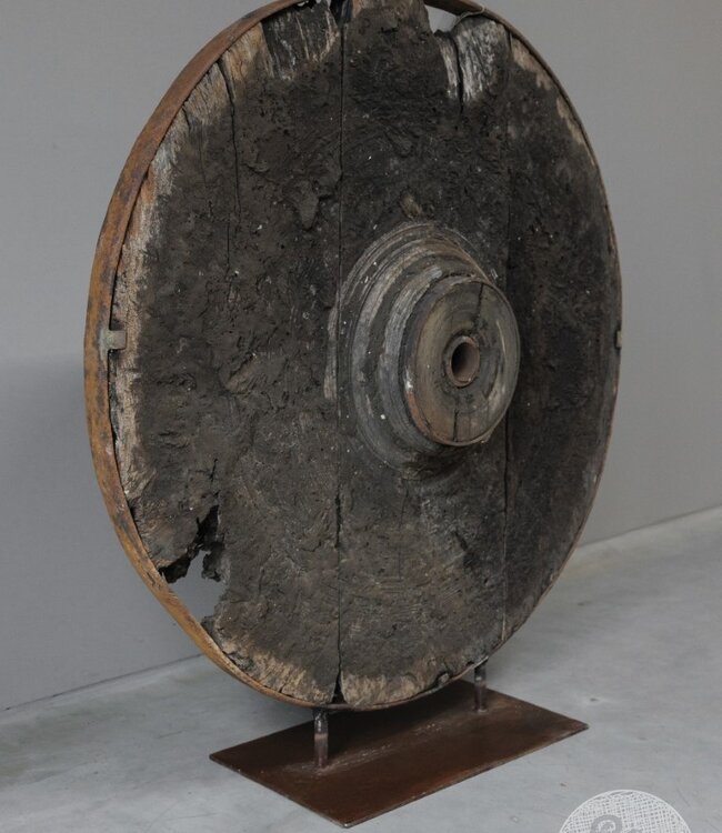 Be-Uniq Oud Wiel XXL Op Standaard | H113 x B99 x D25 cm