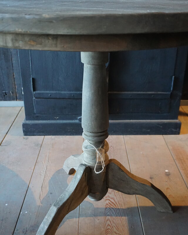 Rene Houtman Oude Houten Wijntafel | H75 x D82 cm