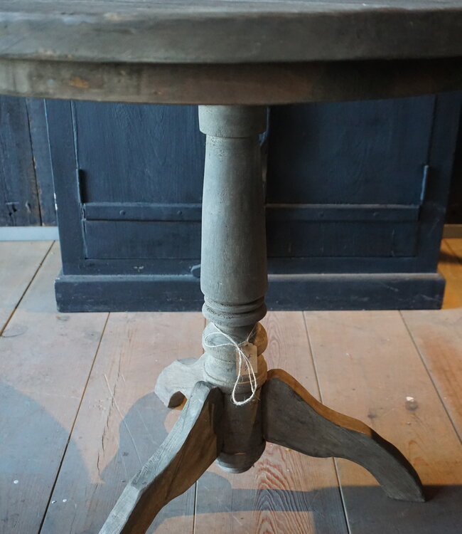 Rene Houtman Oude Houten Wijntafel | H75 x D82 cm