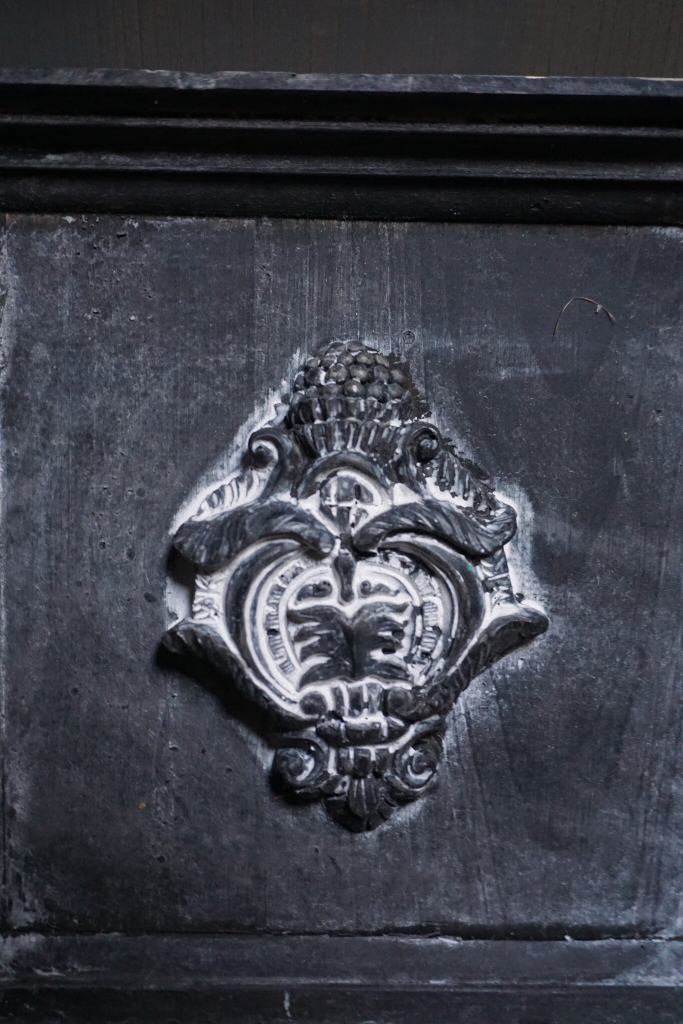 Rene Houtman Houten Ornament Met Embleem | H20 x B19 cm