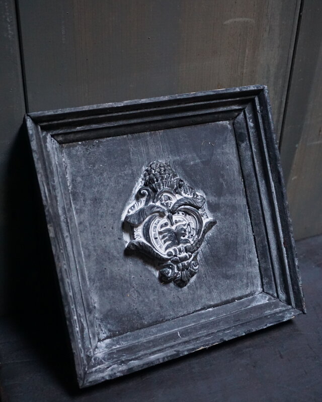 Rene Houtman Houten Ornament Met Embleem | H20 x B19 cm