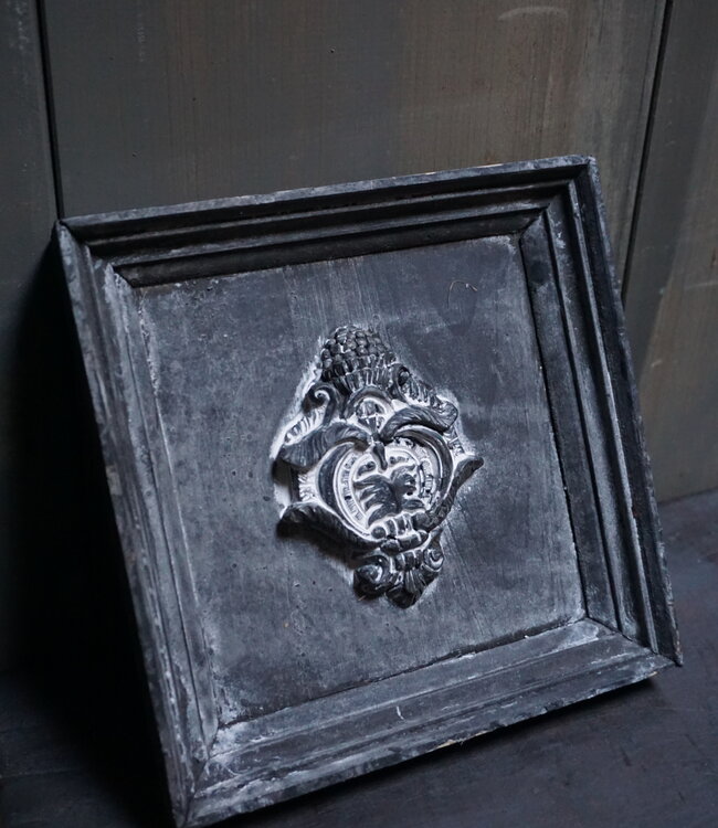 Rene Houtman Houten Ornament Met Embleem | H20 x B19 cm