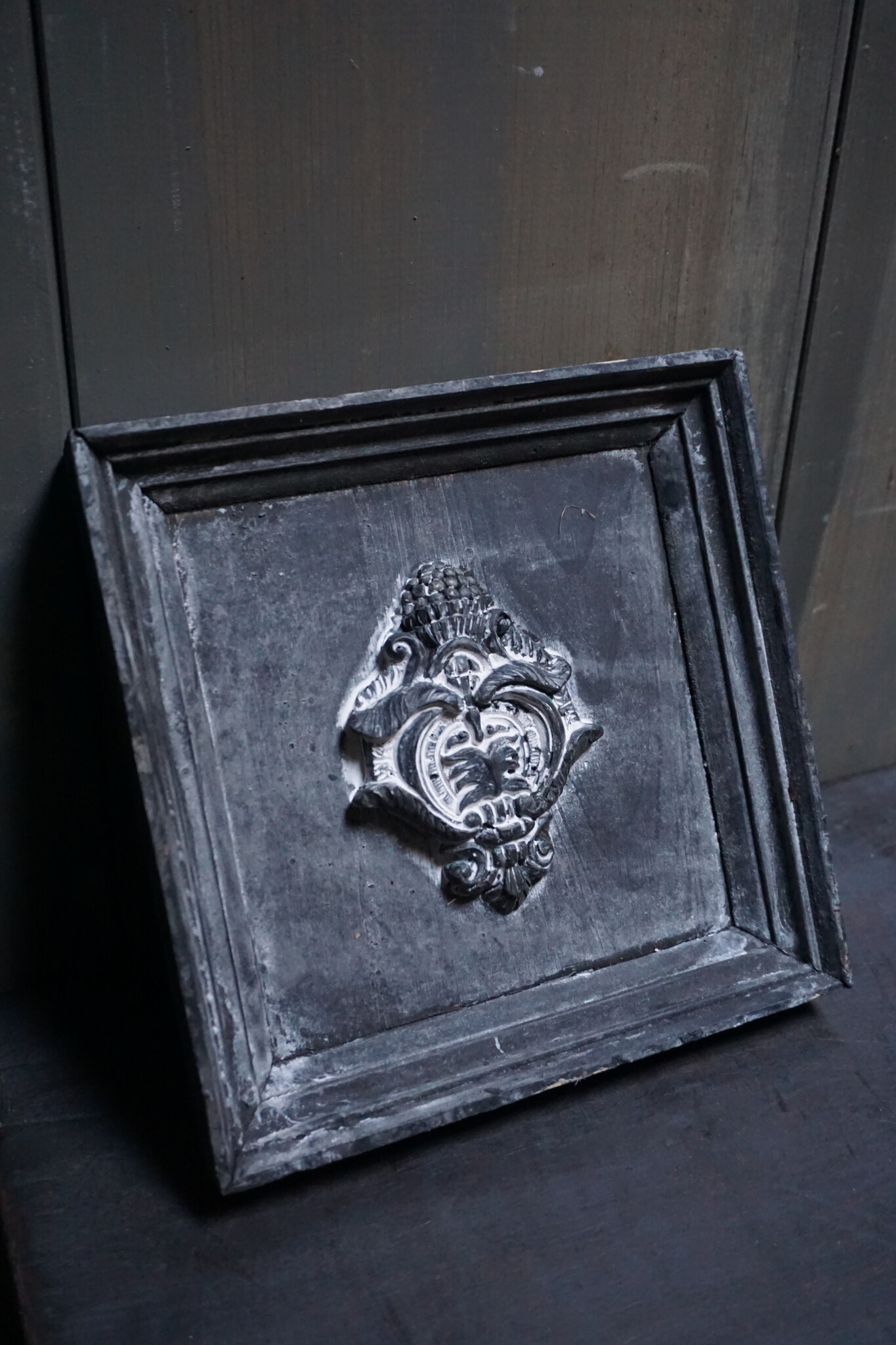 Rene Houtman Houten Ornament Met Embleem | H20 x B19 cm