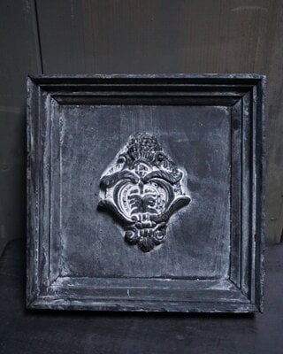 Rene Houtman Houten Ornament Met Embleem | H20 x B19 cm