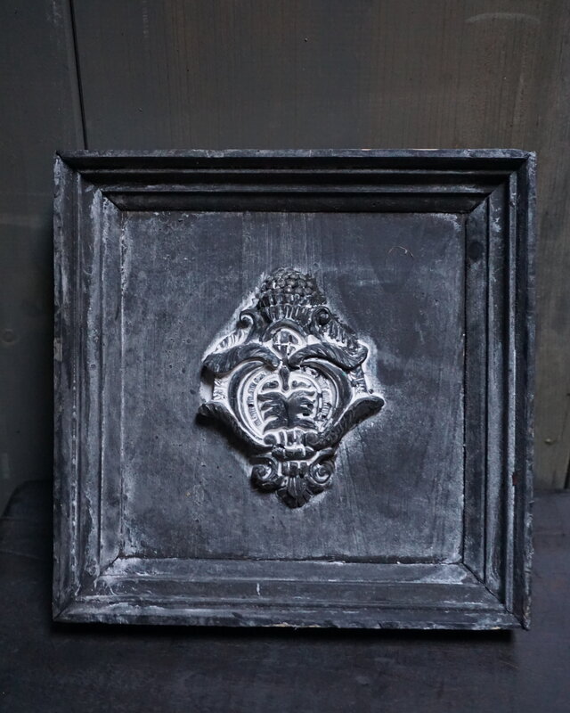 Rene Houtman Houten Ornament Met Embleem | H20 x B19 cm