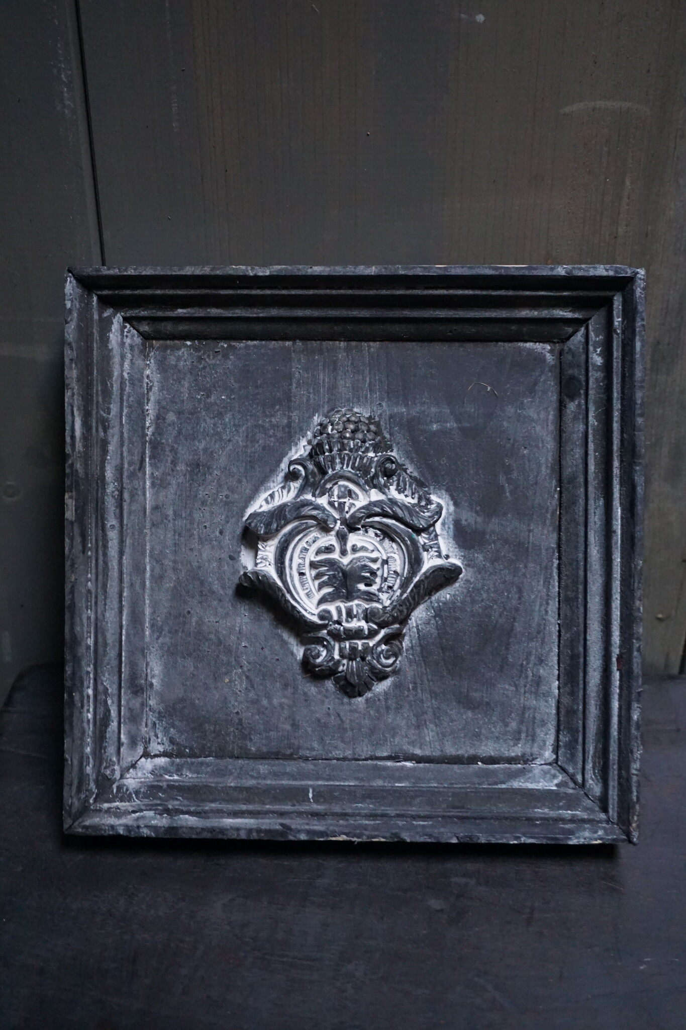 Rene Houtman Houten Ornament Met Embleem | H20 x B19 cm