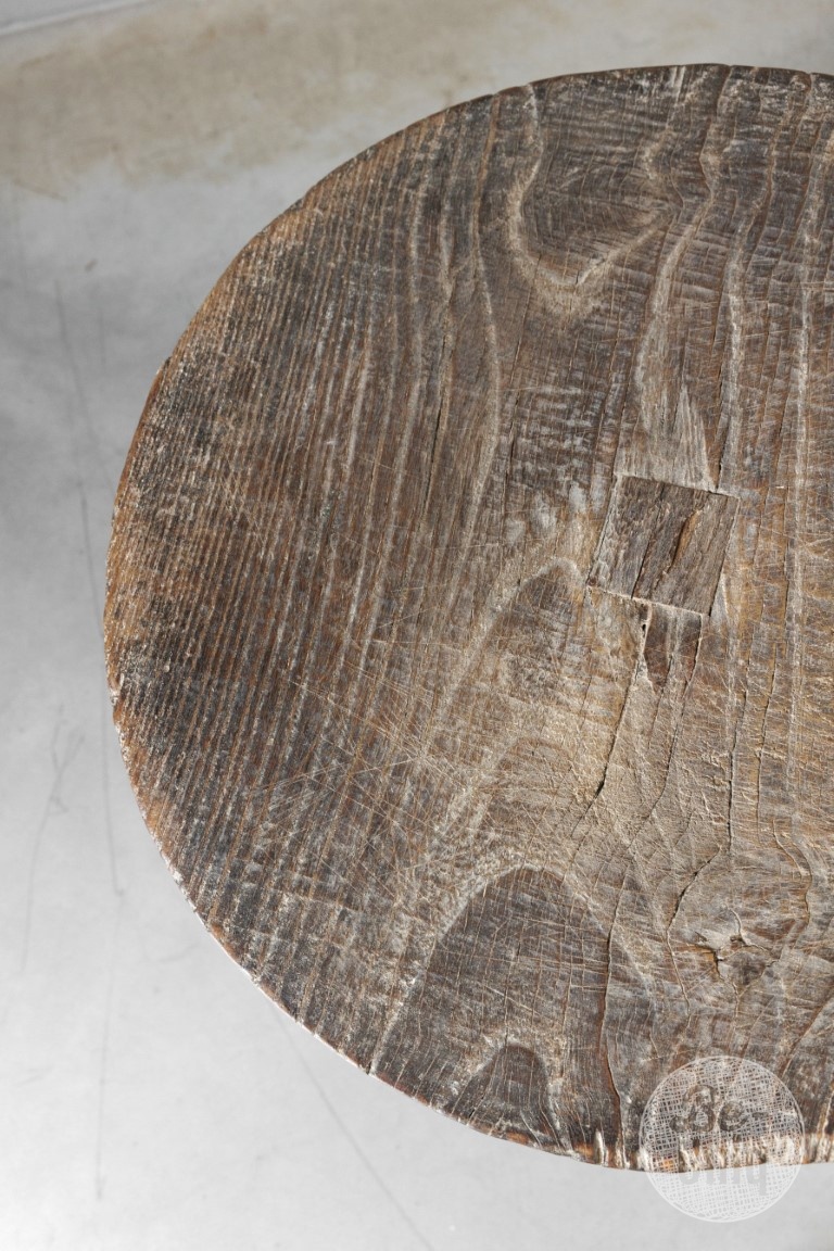 Be-Uniq Oude Houten Bijzettafel | China | H52 x D47 cm