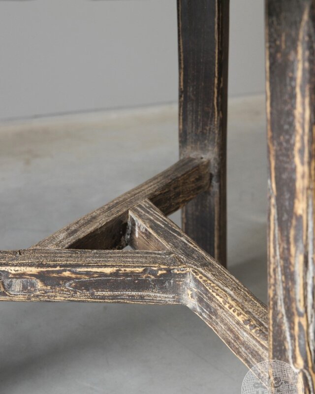 Be-Uniq Oude Houten Bijzettafel | China | H52 x D47 cm