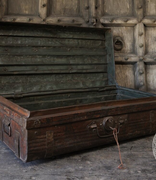 Be-Uniq Oude Metalen Koffer | India | H25 x B67 x D38 cm
