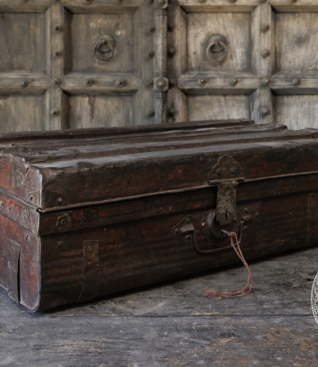 Be-Uniq Oude Metalen Koffer | India | H25 x B67 x D38 cm