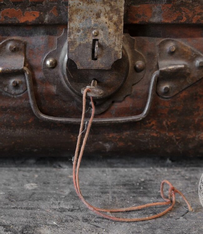 Be-Uniq Oude Metalen Koffer | India | H25 x B67 x D38 cm