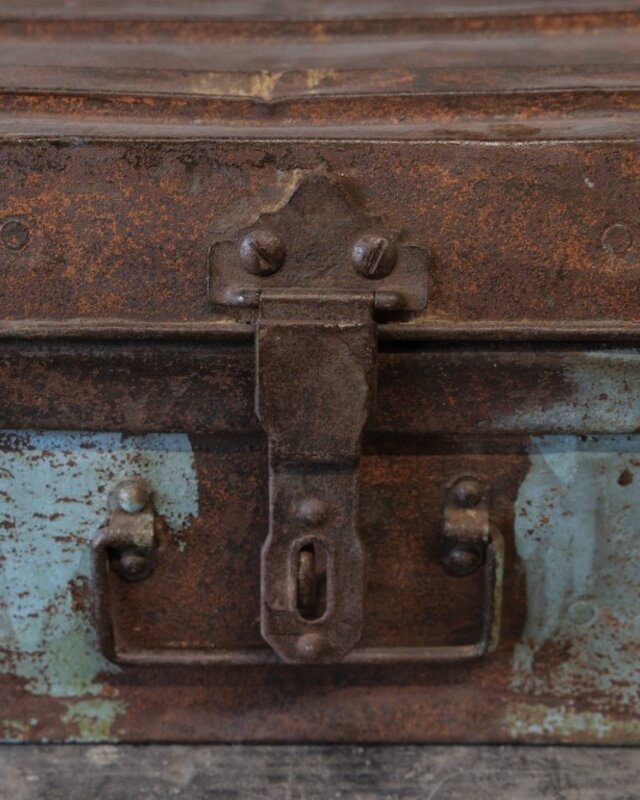 Be-Uniq Oude Metalen Koffer | India | H25 x B68 x D36 cm